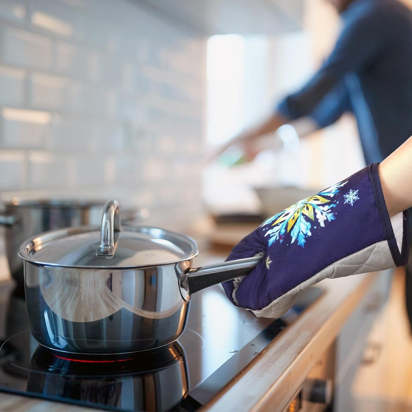 Bencailor 6 Pcs Christmas Kitchen Towel Oven Mitts and Pot Holders Set Xmas Theme Dish Towels Heat Resistant Oven Gloves for Summer Kitchen Cooking Baking Grilling(Colorful Christmas Tree Theme)