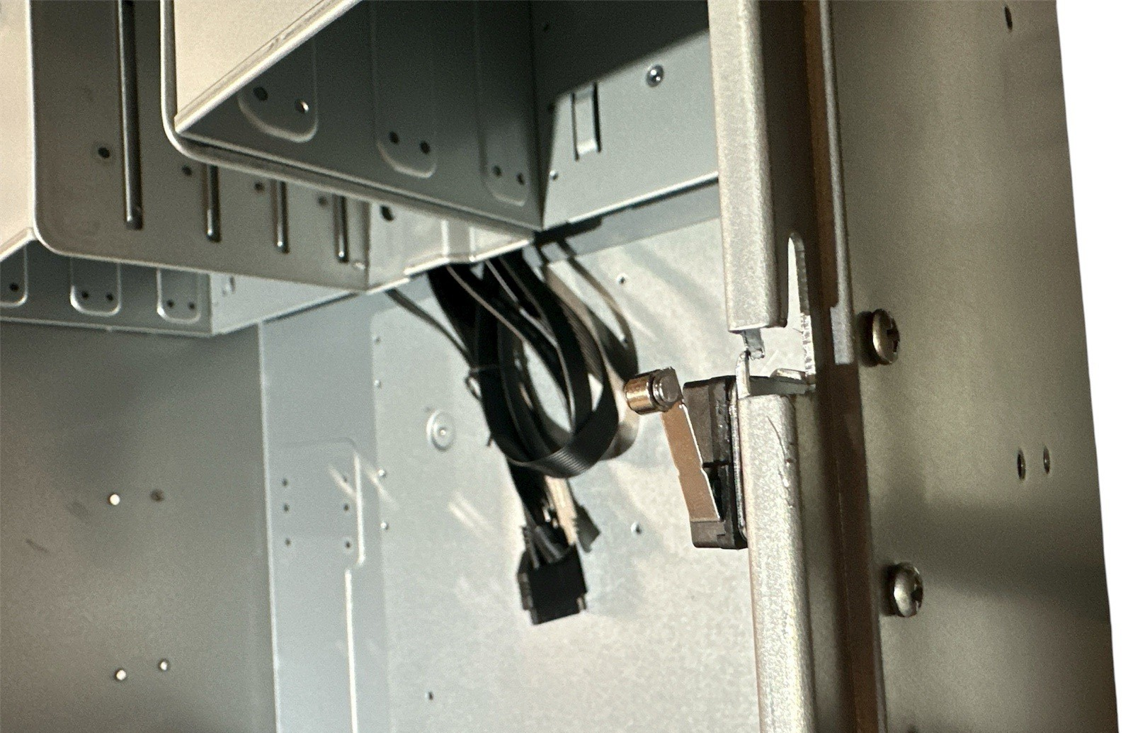 Silverstone 4U rackmount Server Case W/ six 5.25" Drive Bays, SST-RM41-506 -READ