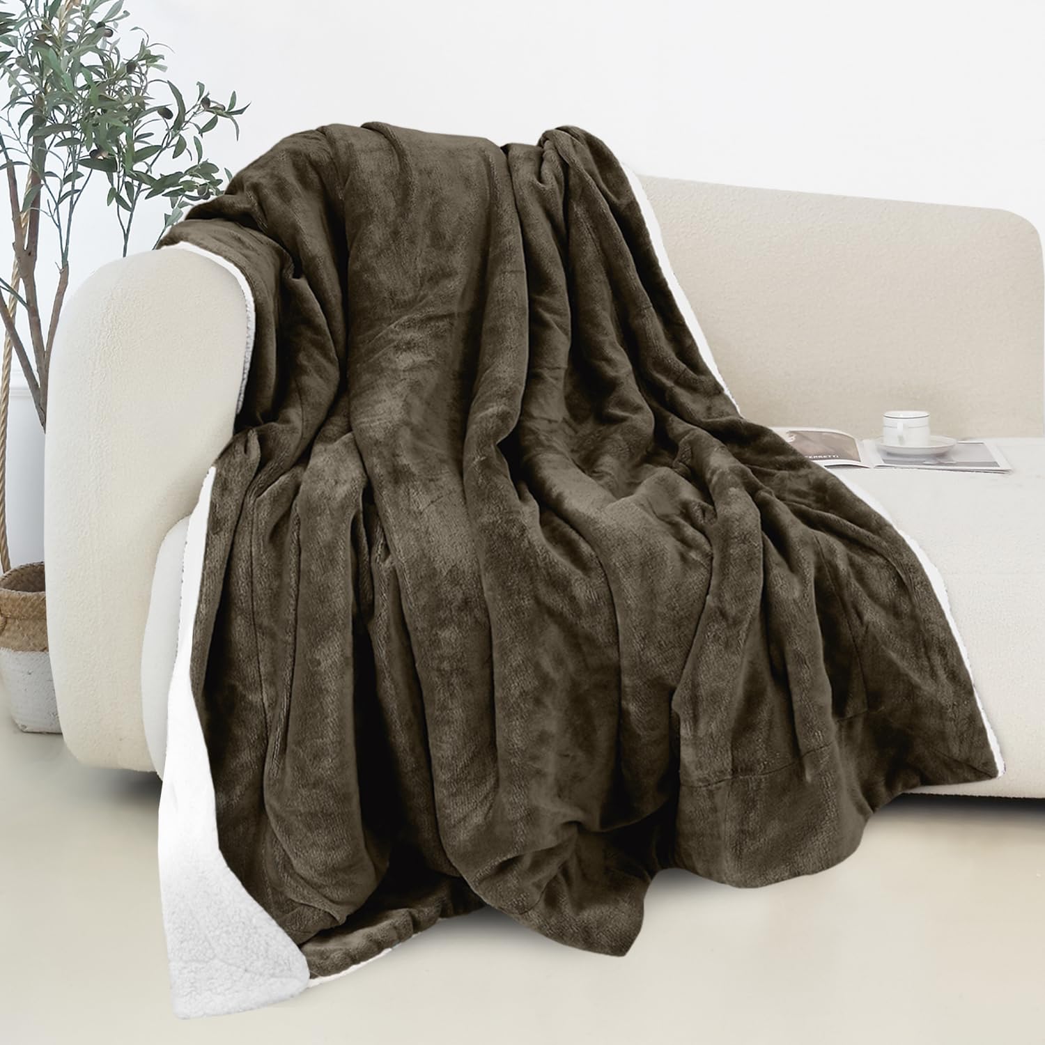 Elegant Comfort Reversible and Ultra-Plush Flannel Fleece-Winter Christmas Sherpa Throw- Lightweight Soft and Cozy-Holiday Decorative Throw, Perfect for Lounging, 50 x 60 inches, Emerald Green Deer