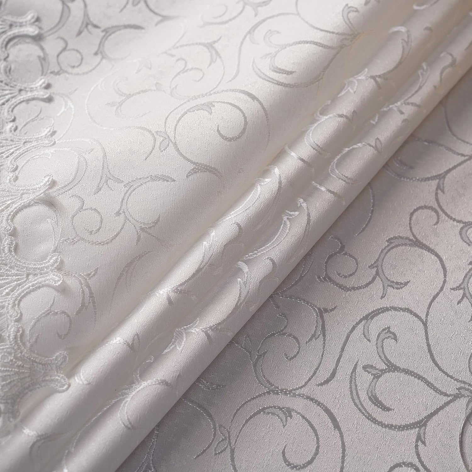 White Round Tablecloth Jacquard Table Cloth with Exquisite Lace Border Farmhouse Tablecloths Fall for Dining Wedding Coffee Outdoor Indoor Party Holiday Tabletop Use (White, 70 Inches Round)