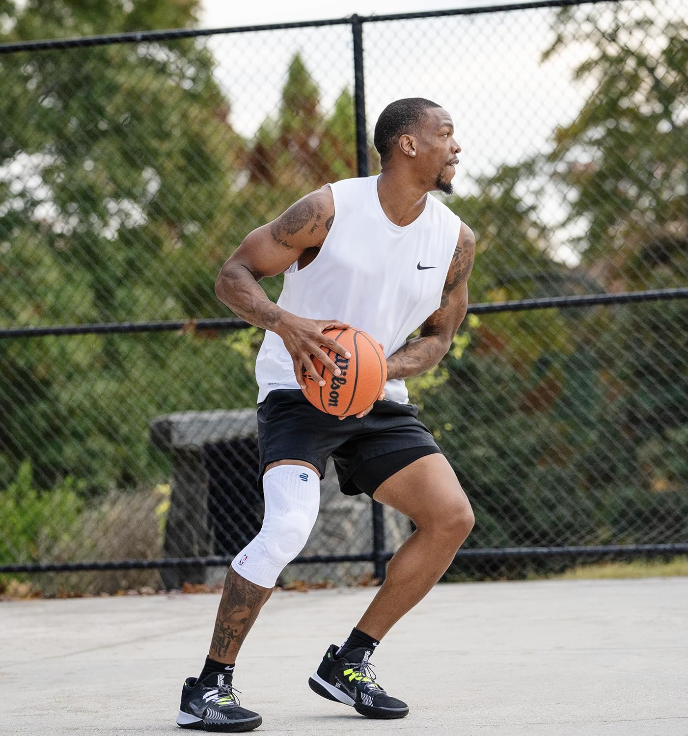 Bauerfeind Sports Compression Knee Support NBA Los Angeles Lakers - Lightweight Design with Gripping Zones for Basketball Knee Pain Relief & Performance (Lakers, S)