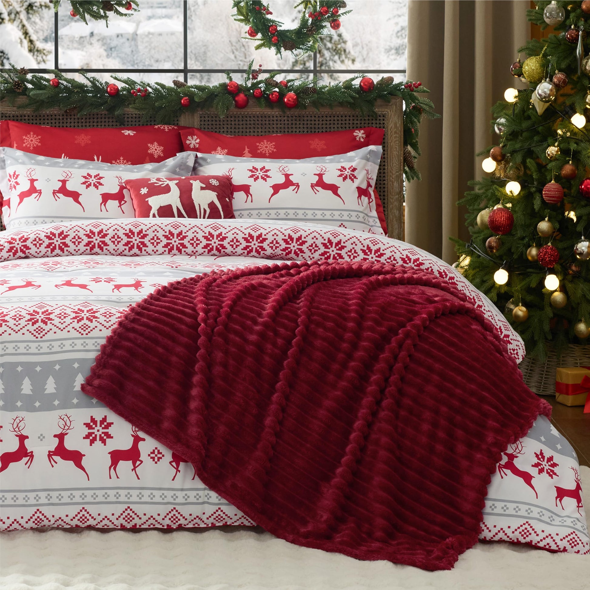 Bedsure Christmas King Comforter Set - 5 Pieces Christmas Bedding Set, King Bed in a Bag with 1 Soft Snowflake and Elk Reversible Comforter, 2 Pillow Shams, 1 Throw Blanket and 1 Decorative