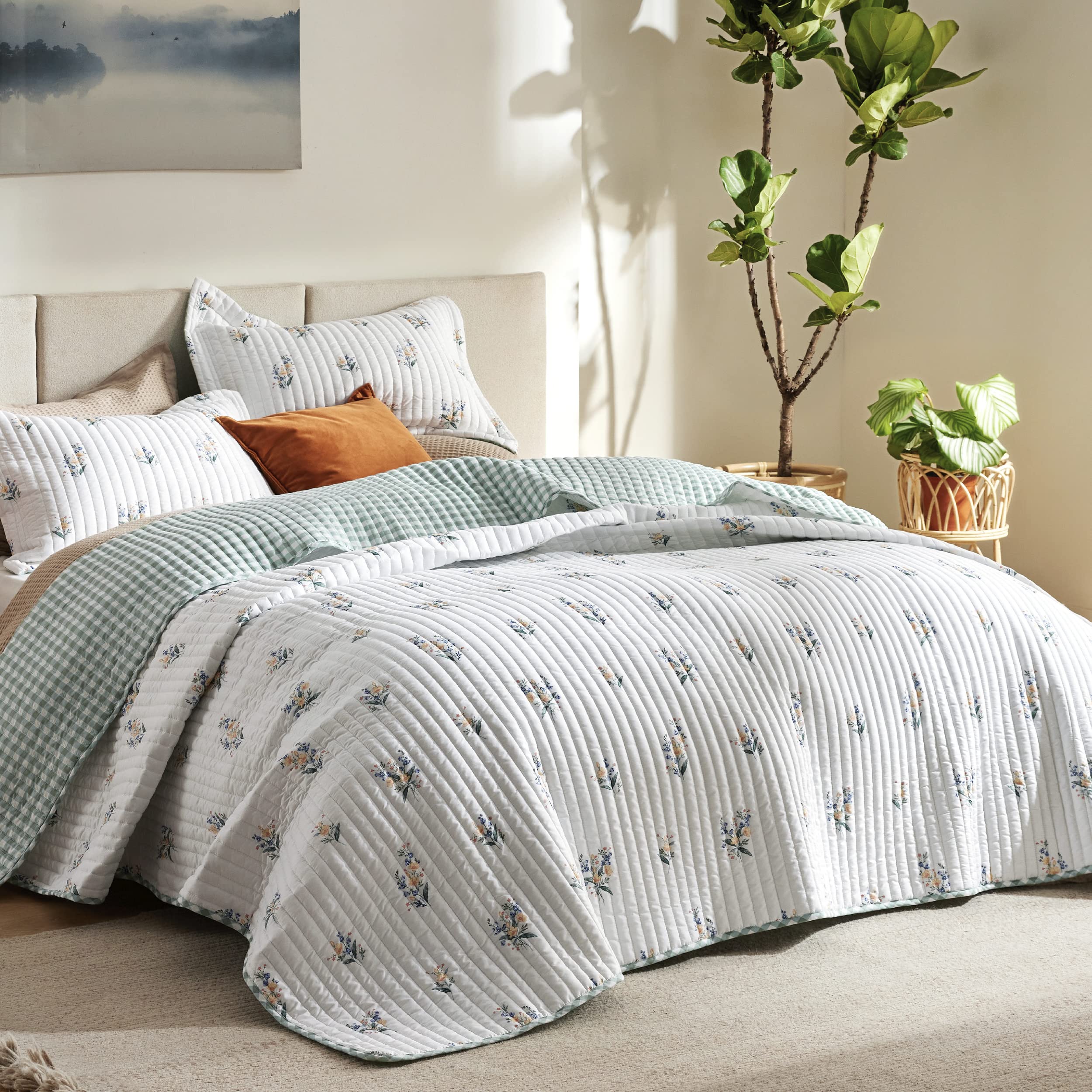 Bedsure Christmas Quilt Queen Size - Red Quilts for Queen Size Bed, Multicolor Patchwork Printed Pattern Christmas Bedding, Soft Lightweight Coverlet Bedspread (90"x96")