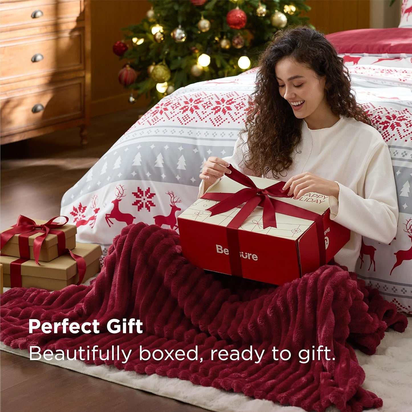 Bedsure Christmas King Comforter Set - 5 Pieces Christmas Bedding Set, King Bed in a Bag with 1 Soft Snowflake and Elk Reversible Comforter, 2 Pillow Shams, 1 Throw Blanket and 1 Decorative