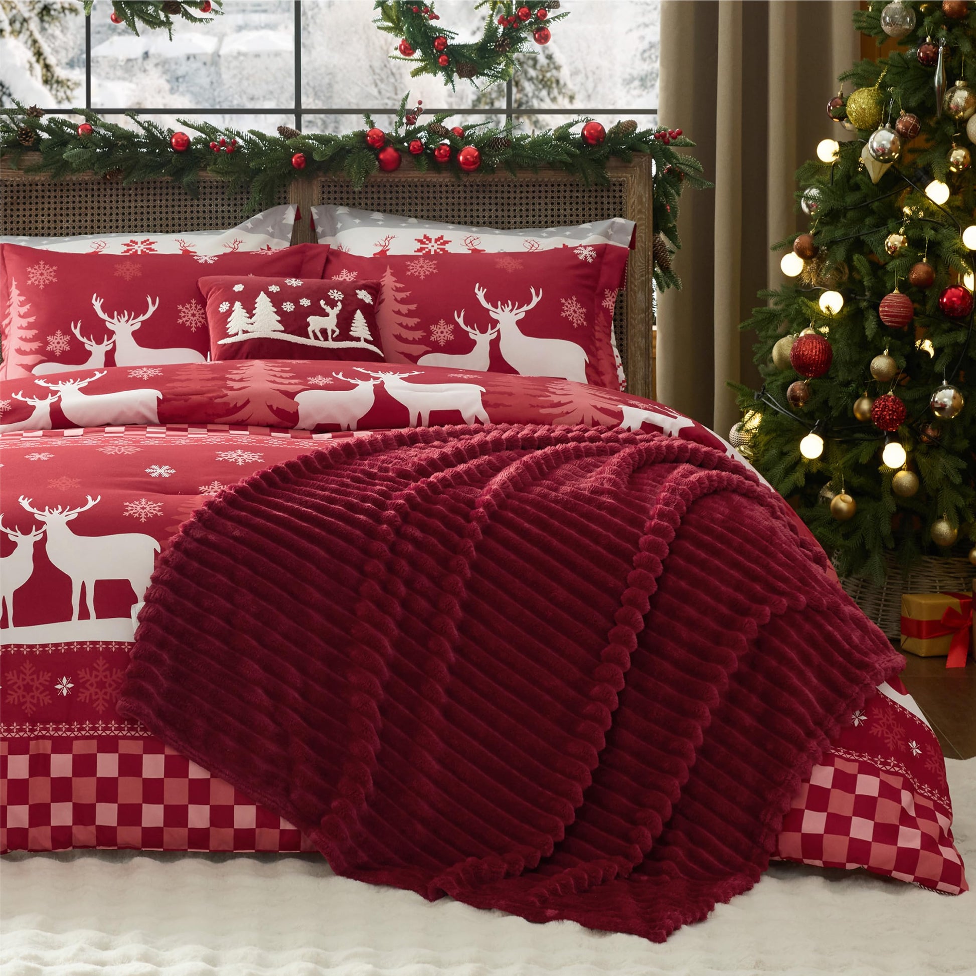 Bedsure Christmas King Comforter Set - 5 Pieces Christmas Bedding Set, King Bed in a Bag with 1 Soft Snowflake and Elk Reversible Comforter, 2 Pillow Shams, 1 Throw Blanket and 1 Decorative