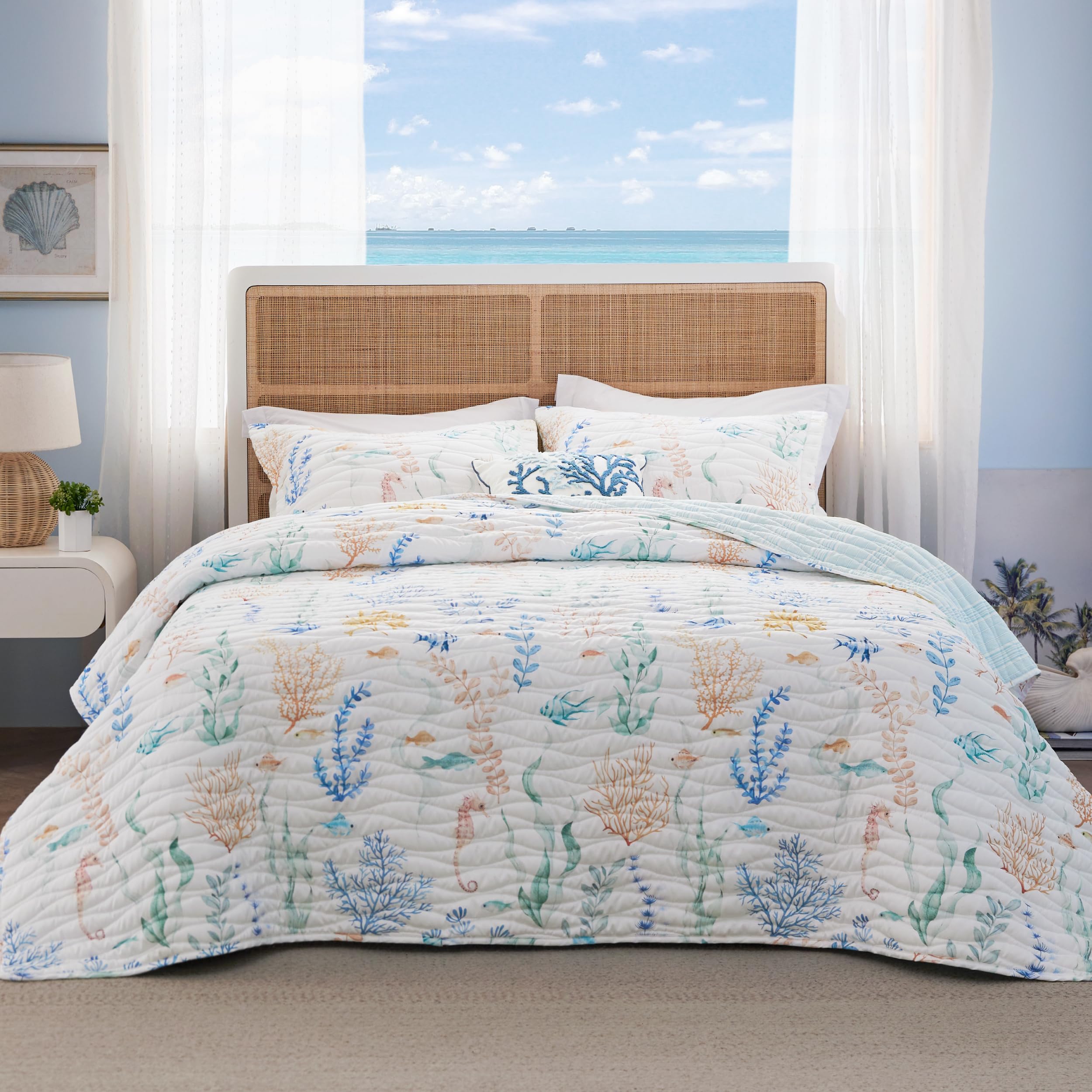 Bedsure Christmas Quilt Queen Size - Red Quilts for Queen Size Bed, Multicolor Patchwork Printed Pattern Christmas Bedding, Soft Lightweight Coverlet Bedspread (90"x96")